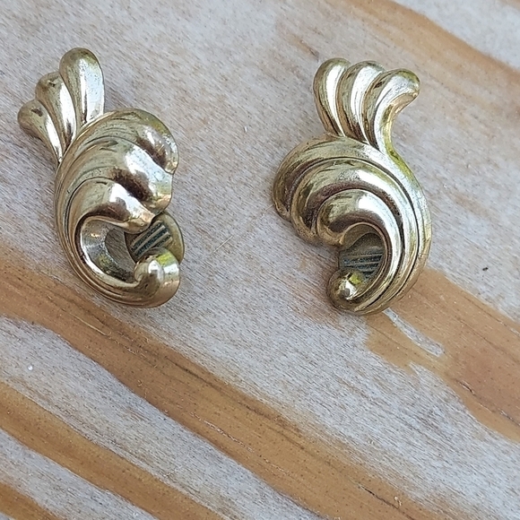 Vintage Monet Gold Tone Clip-on Earrings Signed. - Picture 1 of 2